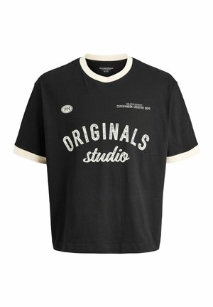 Schwarzes kurzärmliges T-Shirt mit weißem Kragen und Manschetten, versehen mit dem weißen Text "ORIGINALS studio" und kleinerem Text, der auf die kreative Abteilung in Kopenhagen verweist.