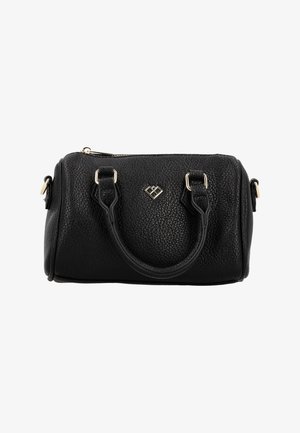 Bolso de piel negra con textura de guijarros, con dos asas cortas y detalles en dorado, que cuenta con un cierre de cremallera y un logotipo decorativo.