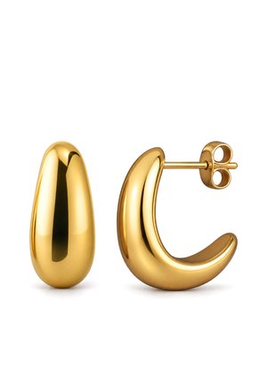 Paire de boucles d'oreilles créoles lisses et brillantes en or avec une forme de croissant incurvée et des fermoirs papillon sur fond blanc.
