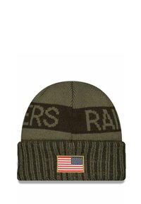 Grüne Strickmütze mit geripptem Bund, ausgestattet mit einem "RAIDERS"-Textmuster und einem Patch der amerikanischen Flagge auf der Vorderseite.