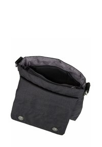 Schwarze Stoff-Umhängetasche mit Reißverschluss, grauem Innenfutter und metallischen Akzenten an der Vorderseite. Kompakte, quadratische Form.