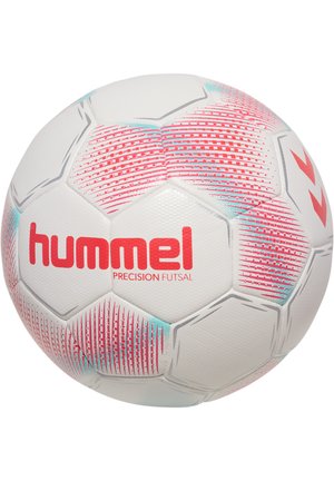 Hvid futsal bold med røde og blå grafiske mønstre. Fungerer med mærkenavnet "hummel" og "PRECISION FUTSAL" trykt i rød. Struktureret overflade.
