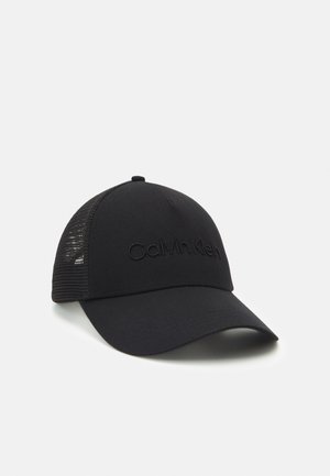 Casquette de baseball noire Calvin Klein avec visière incurvée et panneau arrière en mesh, avec logo brodé de la marque sur le panneau avant.