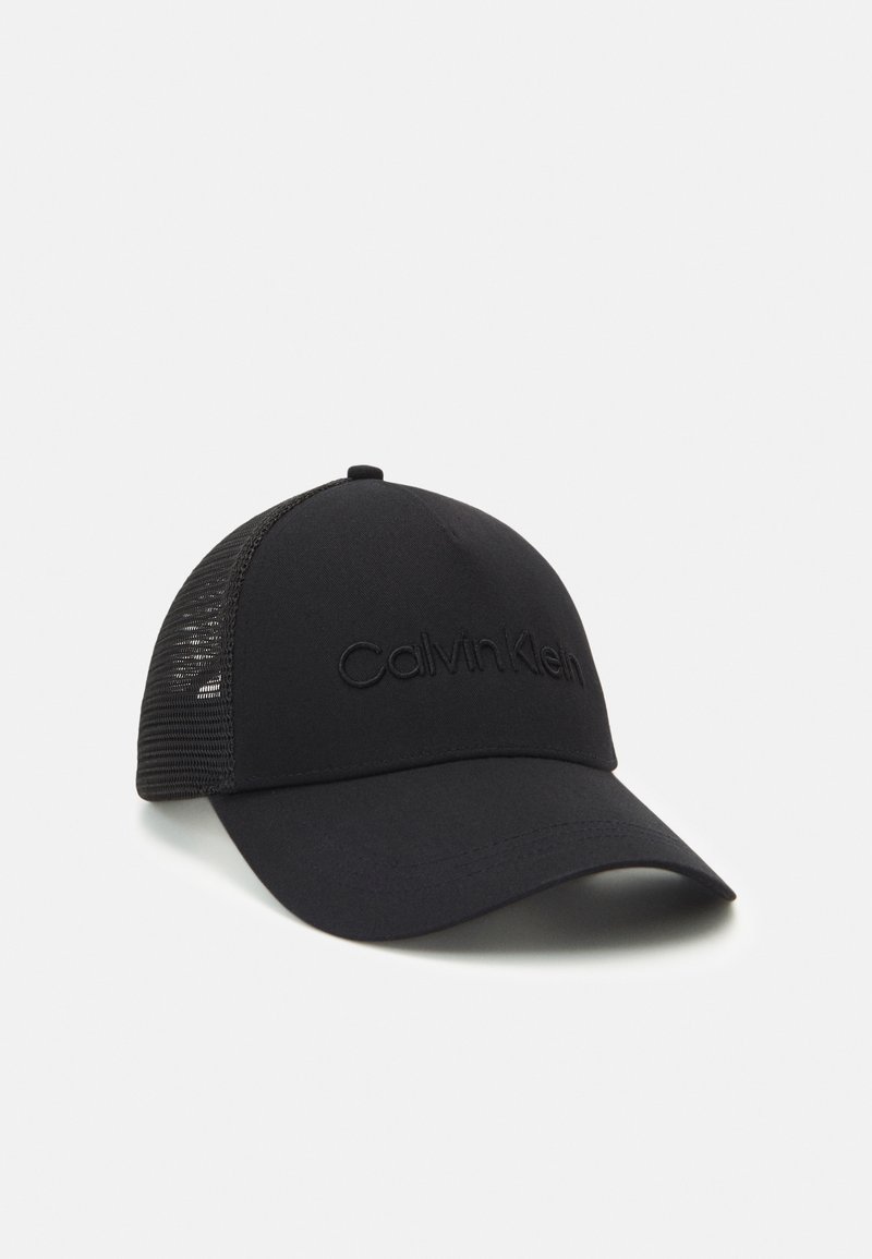 Casquette de baseball noire Calvin Klein avec visière incurvée et panneau arrière en mesh, avec logo brodé de la marque sur le panneau avant.