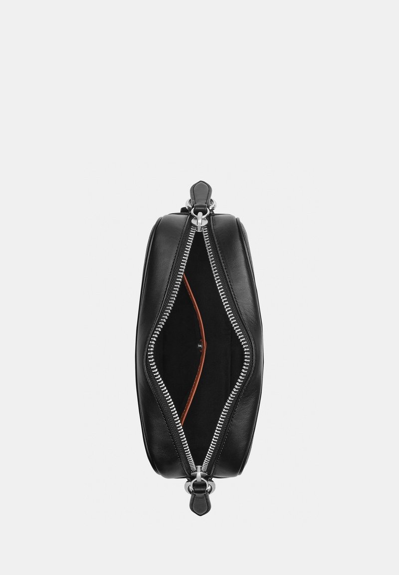 Bolso bandolera de cuero negro con cremallera plateada parcialmente abierta, mostrando un solo bolsillo con forro marrón en el interior.
