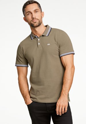 T-shirt polo vert olive en tissu coton, avec une patte de boutonnage à trois boutons, des poignets rayés noirs et blancs, et un petit logo sur la poitrine.
