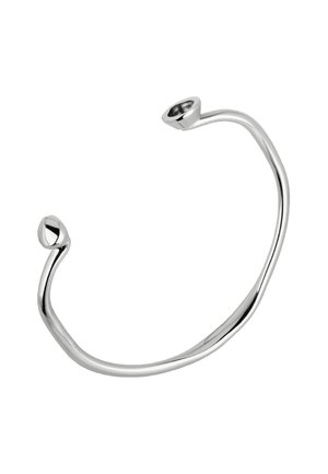 Bracelet manchette en argent avec un design lisse et courbé. Présente des extrémités arrondies avec des surfaces polies. Apparence élégante et minimaliste.