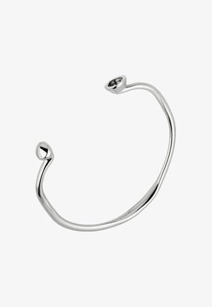 Srebrna bransoletka mankietowa o gładkim, zakrzywionym kształcie. Posiada zaokrąglone końce z polerowanymi powierzchniami. Smukły i minimalistyczny wygląd.