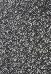 Tessuto nero con un motivo floreale bianco caratterizzato da fiori stilizzati ed elementi rotondi, creando un design intricato e strutturato.