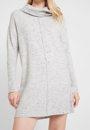 Abito a maglione grigio chiaro con scollo a corolla, caratterizzato da una texture a costine alle maniche e all'orlo, con sottili macchie nere sparse.