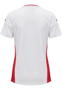 Camiseta deportiva blanca de manga corta, con paneles laterales rojos y un escote redondo. Fabricada con material transpirable y una textura suave.