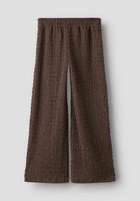 Pantalon marron à jambes larges avec un tissu texturé froissé. Taille élastique, coupe droite, sans fermetures visibles ni poches.