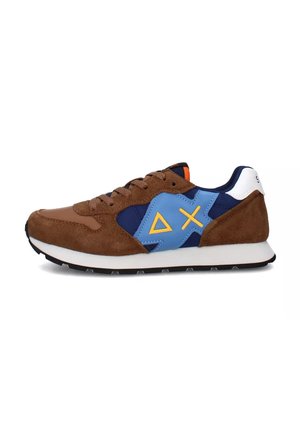 Sneaker in suede marrone con accenti blu e navy, logo giallo, tallone bianco e suola testa di moro. I lacci sono di un marrone chiaro. Design retrò da runner.