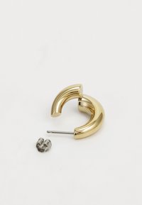 Pendiente de aro curvado en color dorado con una superficie brillante y un vástago metálico. Incluye un componente trasero de color plateado.