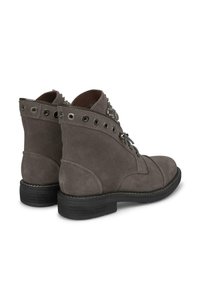 Botines de ante gris a la altura del tobillo con punteras redondas, ojales decorativos, diseño con cordones y un tacón bajo apilado. Detalle de panel trasero texturizado.