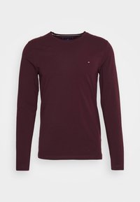 Bordeaux rood T-shirt met lange mouwen, gemaakt van zachte katoen, met een ronde hals en een klein geborduurd logo op de borst.
