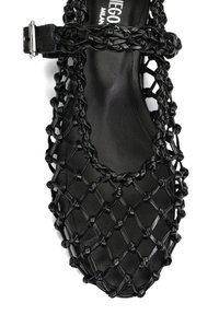 Czarne skórzane sandały z plecionymi paskami i zapięciem na klamrę, z noskiem w kształcie spiczastym.