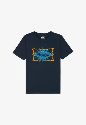 T-shirt à manches courtes bleu marine avec un motif central en rayons de soleil orange et bleu entourant un logo "S" stylisé.