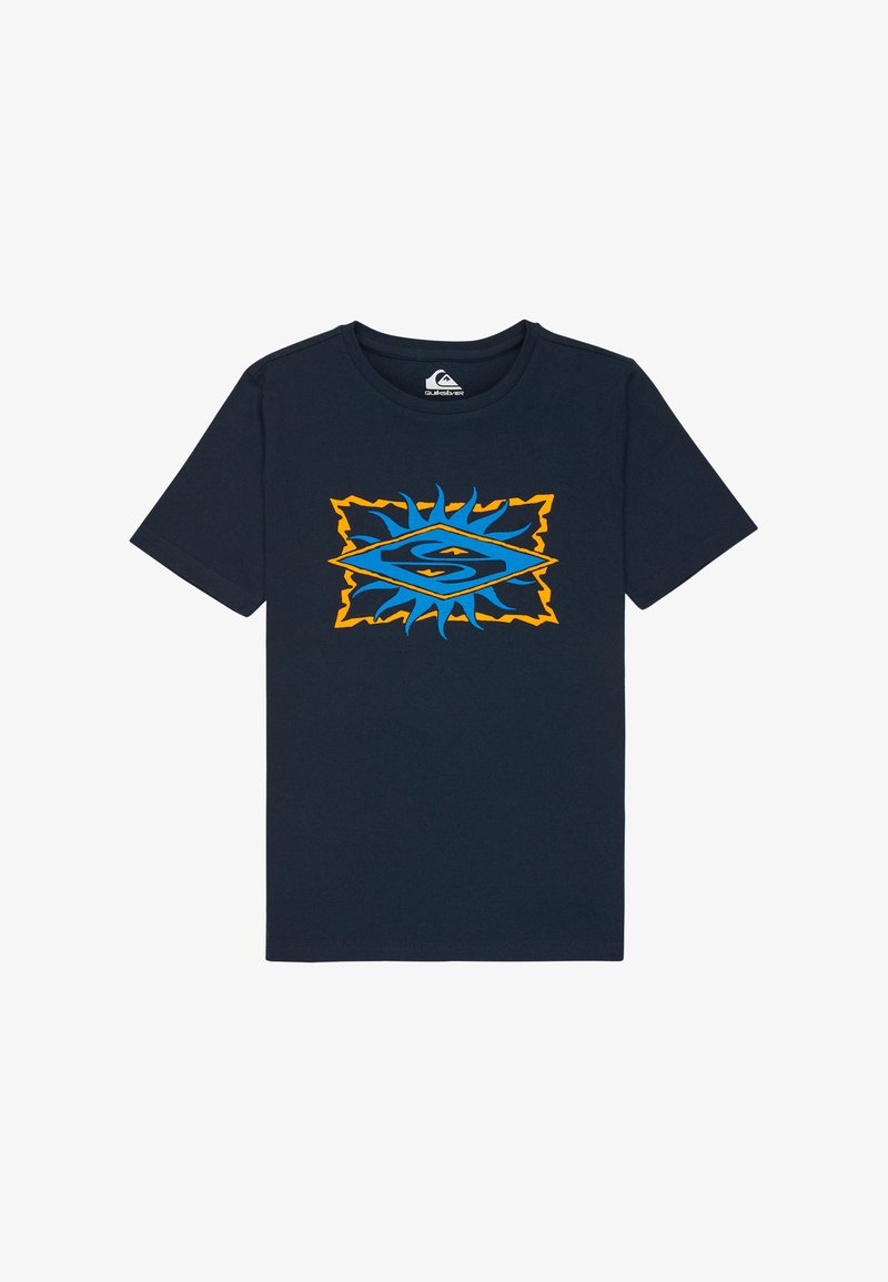 T-shirt à manches courtes bleu marine avec un motif central en rayons de soleil orange et bleu entourant un logo "S" stylisé.