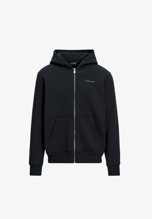 Sort zip-up hættejakke med en forlommer, ribbede manchetter og kant. Har en hætte og et lille logo på brystet. Lavet af blødt materiale.