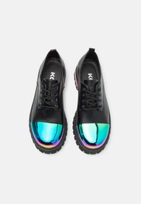 Koi Footwear SHELOB MENS IRIDESCENT METAL TOE CAP DERBY SHOES - Pantofi cu șiret - black