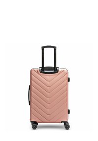 Maleta de hard shell en color rosa dorado con un patrón en chevron. Cuenta con un mango retráctil negro y cuatro ruedas para facilitar su movilidad.