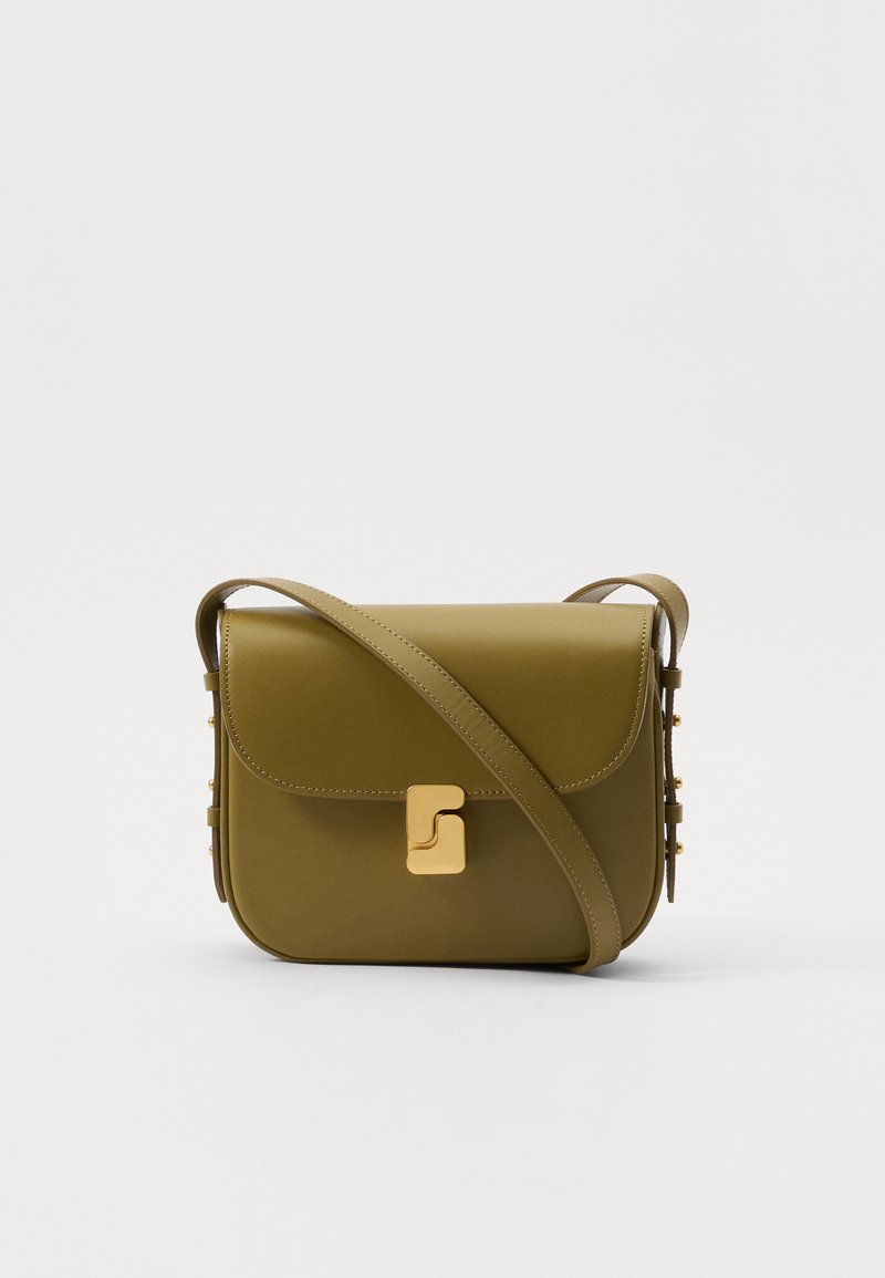 Borsa a tracolla in pelle verde oliva con chiusura a pattina, hardware dorato e dettagli decorativi sui lati. Texture liscia, forma strutturata.