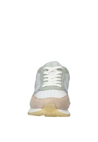 Sneaker mit einem Obermaterial aus weißem Leder, hellgrünen Akzenten und einer beigen Wildleder-Zehenkappe. Mit runden Schnürsenkeln, einem perforierten Muster und einer hellen Gummisohle.