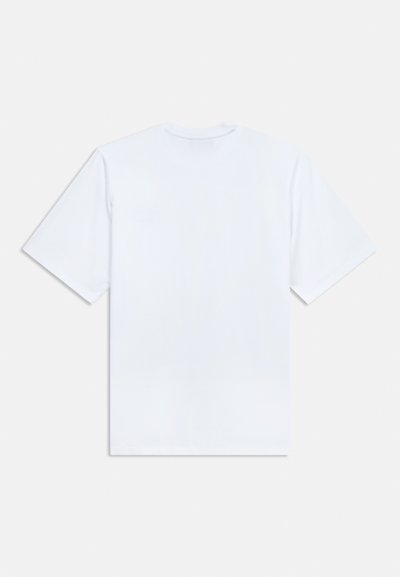 Απλό λευκό κοντομάνικο T-shirt με στρογγυλή λαιμόκοψη, απλωμένο επίπεδα και δείχνοντας την πίσω πλευρά σε λευκό φόντο.