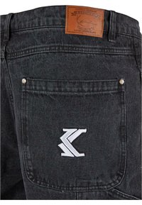 Karl Kani OG GY WOREAR LOGO PRINT DENIM - Traperice ravnih nogavica - bleached black