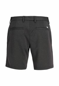 Dunkelgraue Herren-Shorts mit Gürtelschlaufen, zwei aufgesetzten Gesäßtaschen und einem kleinen weißen Etikett an der rechten Tasche.