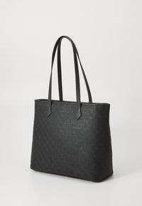 Schwarze Tragetasche mit strukturiertem Muster und zwei flachen Griffen. Rechteckige Form, glattes Material und minimalistisches Design.