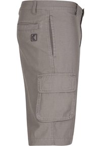 Shorts cargo gris en mélange de coton, avec des poches latérales, une poche à l'arrière et des détails brodés. Le logo de la marque est brodé sur le côté.