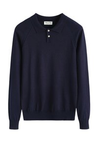 Pull polo manches longues bleu marine avec col classique, patte de trois boutons, poignets et ourlet côtelés ; texture tricotée douce.