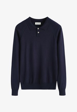 Pull polo manches longues bleu marine avec col classique, patte de trois boutons, poignets et ourlet côtelés ; texture tricotée douce.