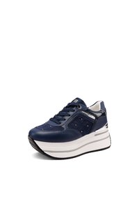 Sneaker platform blu navy con tomaia in pelle trapuntata e borchiata, suola spessa bianca, battistrada nero e dettagli in argento metallico.