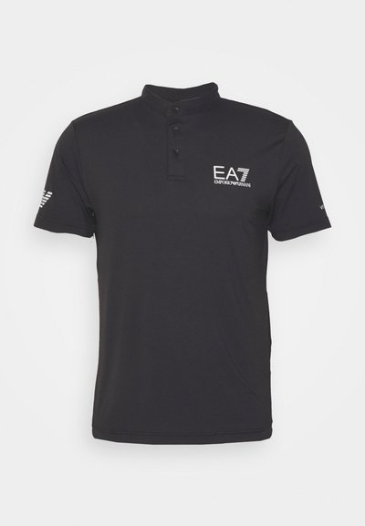Polo noir avec un col haut, deux boutons sur le devant et des manches courtes. Présente un logo EA7 sur la poitrine et des accents ton sur ton sur les manches.