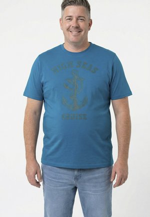 Turkusowy bawełniany t-shirt z brązowym nadrukiem kotwicy i napisem „HIGH SEAS CRUISE”. Okrągły dekolt, krótkie rękawy, luźny krój.