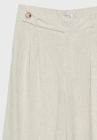 Pantalon en lin beige avec un devant plat, deux plis, et une fermeture à bouton unique à la taille. Des coutures apparentes ajoutent un détail texturé.