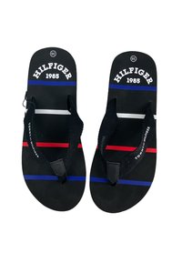 Infradito neri con una fascia spessa nera, strisce multicolori (rosse, blu, bianche) e testo con il marchio sulla soletta.