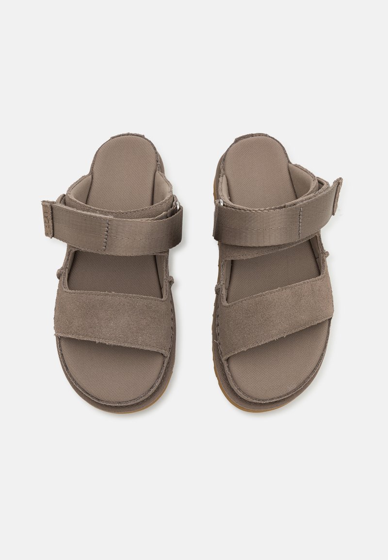 Brązowe sandały z mieszanką gładkich i zamszowych tekstur, z szerokimi paskami na rzepy oraz wyściełaną wkładką dla komfortu.