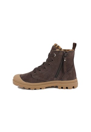 Bottine en daim brun foncé avec semelle en caoutchouc beige, fermeture éclair latérale, laçage sur le devant et doublure en fourrure imprimée léopard visible sur le dessus.