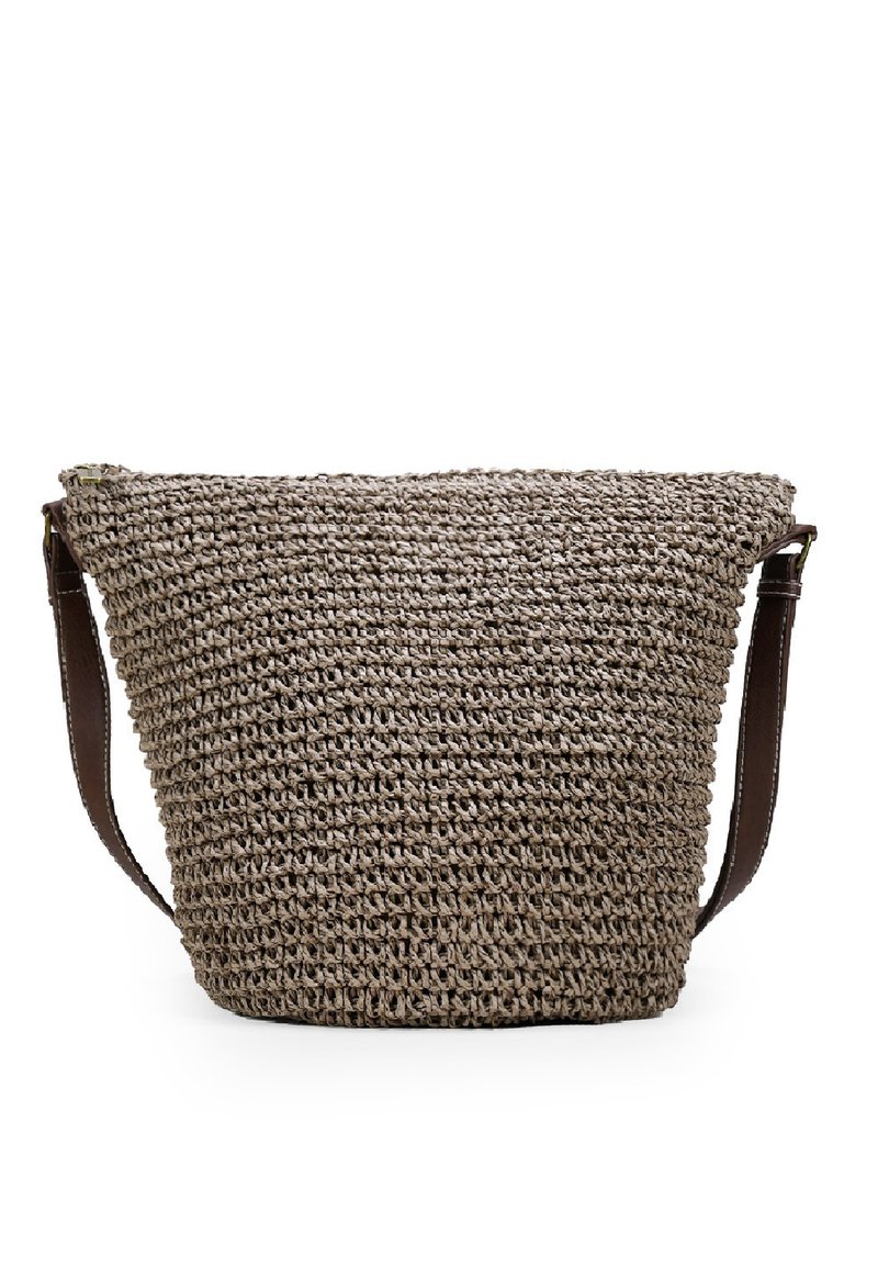 Borsa a spalla intrecciata di colore marrone chiaro con superficie texture, caratterizzata da una forma curva e una tracolla in pelle marrone. Nessun dettaglio metallico visibile.