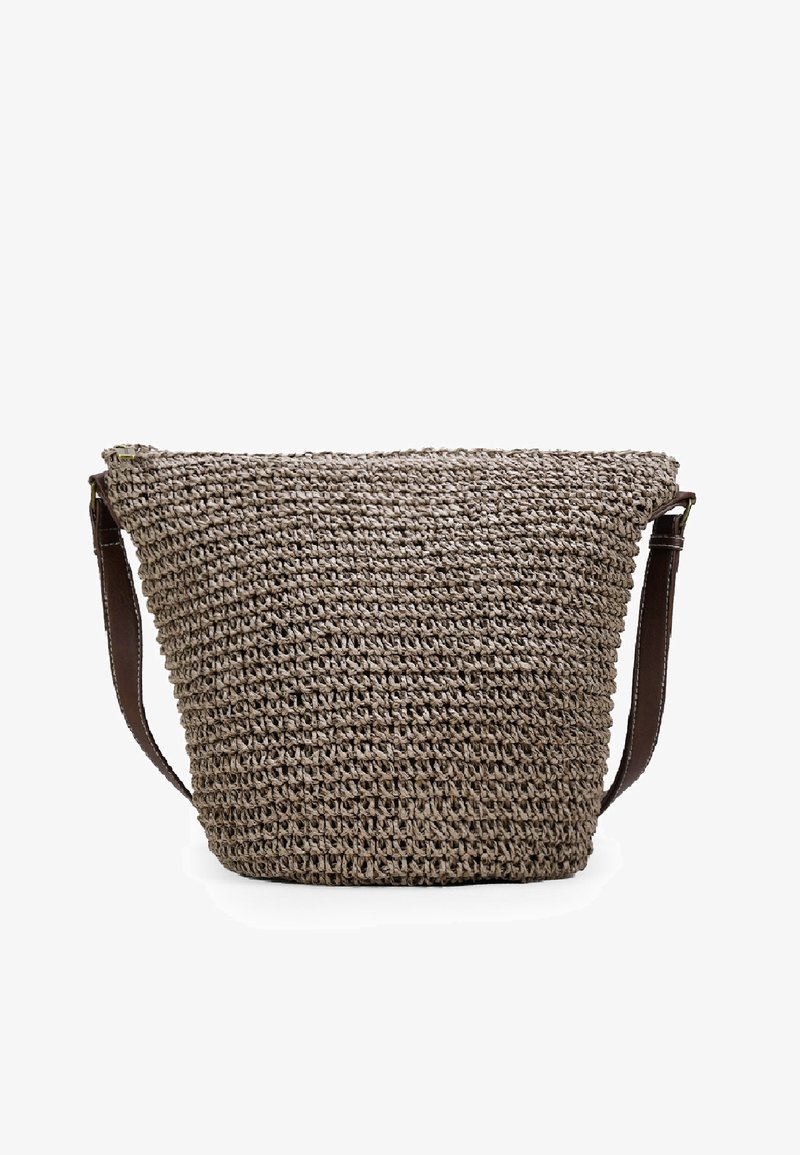 Borsa a spalla intrecciata di colore marrone chiaro con superficie texture, caratterizzata da una forma curva e una tracolla in pelle marrone. Nessun dettaglio metallico visibile.