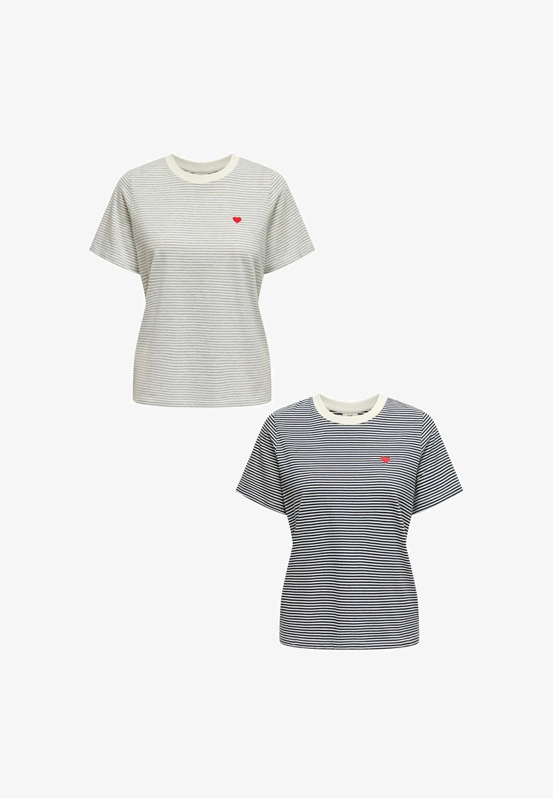 Zwei gestreifte T-Shirts: eines in Hellgrau mit rotem Herzdetail, das andere in Marineblau mit ähnlichen Streifen und Details. Baumwollmaterial, kurze Ärmel.