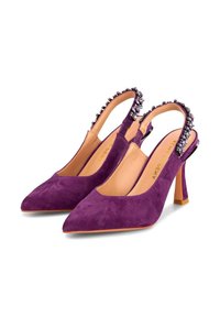 Zapatos de tacón en ante morado con tiras traseras, punta afilada y tacón texturizado, decorados con tiras adornadas con rhinestones en la parte trasera.