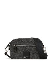 Szürke szövet crossbody táska zipzárral, logóval ellátott folttal és állítható pánttal, amelyen "KARL LAGERFELD" dombornyomott részletek találhatók.