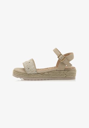 Sandalia de esparto beige con una correa de glitter texturizado, un hebilla ajustable en el tobillo y una suela de plataforma de yute trenzado.