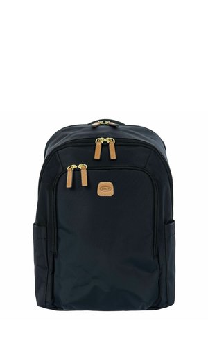 Schwarzer Rucksack mit mehreren Reißverschlussfächern und braunen Leder-Reißverschlusslaschen, mit einem kleinen beigefarbenen Leder-Markenpatch vorne.