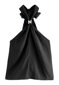 Zwarte jurk met een grote kraag en een knoopdetail in het midden, versierd met een gouden 'N' accent. Stevige, vloeiende stof met een gestructureerde vorm.